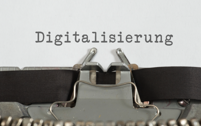 eine analoge Schreibmaschine, darüber der Text Digitalisierung